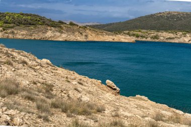 Rab adasındaki vahşi kumsal Podsilo, insansız boş plaj, Hırvatistan 'da vahşi plajlar