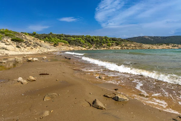 Rab adasındaki vahşi kumsal Podsilo, insansız boş plaj, Hırvatistan 'da vahşi plajlar