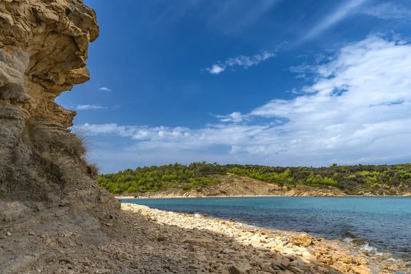 Rab adasındaki vahşi kumsal Podsilo, insansız boş plaj, Hırvatistan 'da vahşi plajlar