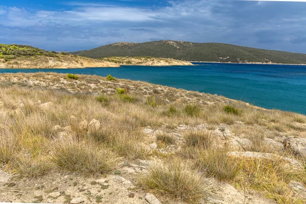 Rab adasındaki vahşi kumsal Podsilo, insansız boş plaj, Hırvatistan 'da vahşi plajlar