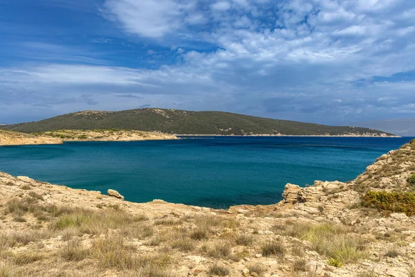 Rab adasındaki vahşi kumsal Podsilo, insansız boş plaj, Hırvatistan 'da vahşi plajlar