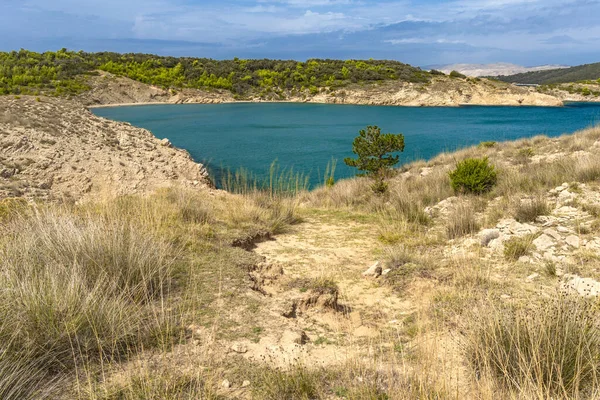 Rab adasındaki vahşi kumsal Podsilo, insansız boş plaj, Hırvatistan 'da vahşi plajlar
