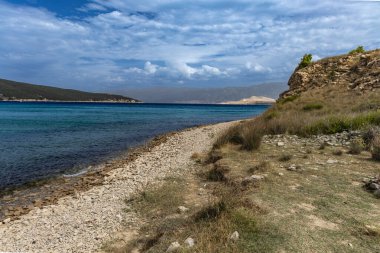 Rab adasındaki vahşi kumsal Podsilo, insansız boş plaj, Hırvatistan 'da vahşi plajlar