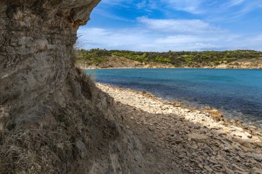Rab adasındaki vahşi kumsal Podsilo, insansız boş plaj, Hırvatistan 'da vahşi plajlar