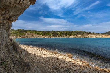 Rab adasındaki vahşi kumsal Podsilo, insansız boş plaj, Hırvatistan 'da vahşi plajlar