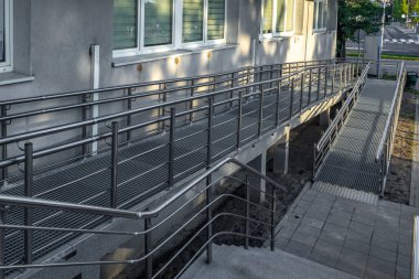 Engelliler için erişilebilir rampa, bebek arabaları ve engelliler için raylı metal rampa