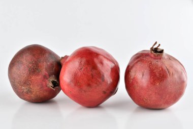 Beyaz arkaplanda izole edilmiş nar.