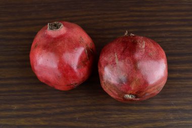 Ahşap arkaplanda izole edilmiş nar.