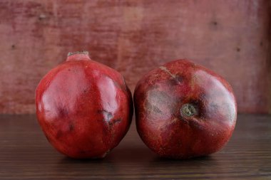 Ahşap arkaplanda izole edilmiş nar.