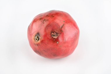 Beyaz arkaplanda izole edilmiş nar.