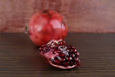 Ahşap arkaplanda izole edilmiş nar.