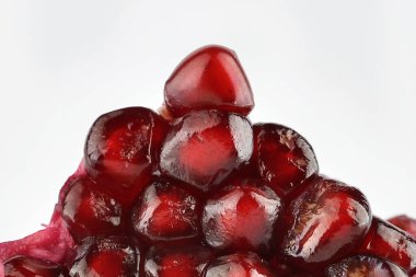 Beyaz arkaplanda izole edilmiş nar.