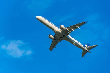 Uçak bir gökyüzünde