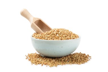 Beyaz arka planda izole edilmiş bir kasede yeşil karabuğday. Süper yemek. Çiğ karabuğday lapası. Sağlıklı vejetaryen yiyecekler, ekolojik ürünler, diyet, organik.