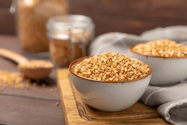 Tahta mutfak masasında yeşil karabuğday. Süper yiyecek. Çiğ karabuğday güveci. Sağlıklı vegan gıda kavramı, eko ürünleri, diyet. Boşluğu kopyala. Organik gıda. Kilo kaybı ve uygun beslenme..