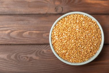 Tahta mutfak masasında yeşil karabuğday. Süper yiyecek. Çiğ karabuğday güveci. Sağlıklı vegan gıda kavramı, eko ürünleri, diyet. Boşluğu kopyala. Organik gıda. Kilo kaybı ve uygun beslenme..