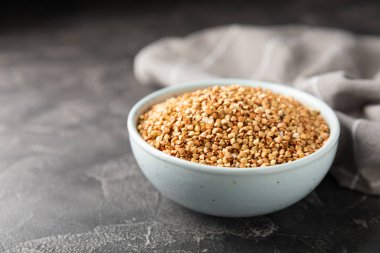 Tahta mutfak masasında yeşil karabuğday. Süper yiyecek. Çiğ karabuğday güveci. Sağlıklı vegan gıda kavramı, eko ürünleri, diyet. Boşluğu kopyala. Organik gıda. Kilo kaybı ve uygun beslenme..