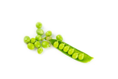 Taze yeşil bezelye kabukları ve beyaz arka planda izole edilmiş yeşil bezelyeler. Tatlı yeşil bezelyeler. Yeşil bezelye fasulyesi sebzesi. Vejetaryen. sağlıklı sebze