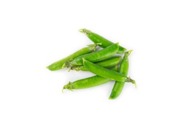 Taze yeşil bezelye kabukları ve beyaz arka planda izole edilmiş yeşil bezelyeler. Tatlı yeşil bezelyeler. Yeşil bezelye fasulyesi sebzesi. Vejetaryen. sağlıklı sebze
