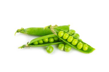Taze yeşil bezelye kabukları ve beyaz arka planda izole edilmiş yeşil bezelyeler. Tatlı yeşil bezelyeler. Yeşil bezelye fasulyesi sebzesi. Vejetaryen. sağlıklı sebze