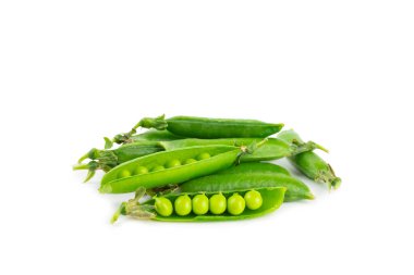 Taze yeşil bezelye kabukları ve beyaz arka planda izole edilmiş yeşil bezelyeler. Tatlı yeşil bezelyeler. Yeşil bezelye fasulyesi sebzesi. Vejetaryen. sağlıklı sebze