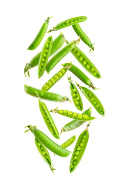 Taze yeşil bezelye kabukları ve beyaz arka planda izole edilmiş yeşil bezelyeler. Tatlı yeşil bezelyeler. Yeşil bezelye fasulyesi sebzesi. Vejetaryen. sağlıklı sebze