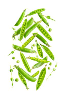 Taze yeşil bezelye kabukları ve beyaz arka planda izole edilmiş yeşil bezelyeler. Tatlı yeşil bezelyeler. Yeşil bezelye fasulyesi sebzesi. Vejetaryen. sağlıklı sebze