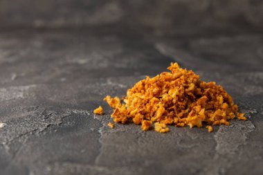 Tahta bir masada kasede kızarmış soğan. Kızarmış soğan. Bulaşık çeşnisi. Baharatlar. Salata sosu. Mesaj için yer var. Boşluğu kopyala