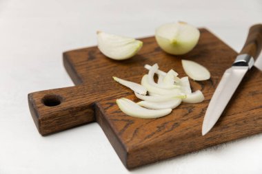 Mutfak masasında soğan. Soğan dilimi. Soğan halkaları. Taze Sarı Soğan. Doğal, taze, vejetaryen yiyecekler. Tarım ürünleri. Sağlıklı beslenme. Sebzeler. Çiftçi pazarı. Metin için boşluk. Boşluğu kopyala