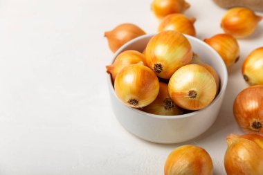 Mutfak masasında soğan. Soğan dilimi. Soğan halkaları. Taze Sarı Soğan. Doğal, taze, vejetaryen yiyecekler. Tarım ürünleri. Sağlıklı beslenme. Sebzeler. Çiftçi pazarı. Metin için boşluk. Boşluğu kopyala