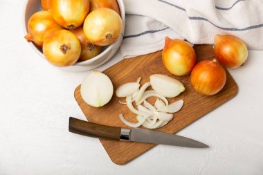 Mutfak masasında soğan. Soğan dilimi. Soğan halkaları. Taze Sarı Soğan. Doğal, taze, vejetaryen yiyecekler. Tarım ürünleri. Sağlıklı beslenme. Sebzeler. Çiftçi pazarı. Metin için boşluk. Boşluğu kopyala