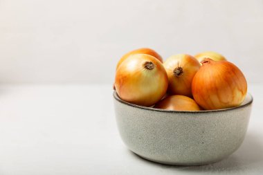 Mutfak masasında soğan. Soğan dilimi. Soğan halkaları. Taze Sarı Soğan. Doğal, taze, vejetaryen yiyecekler. Tarım ürünleri. Sağlıklı beslenme. Sebzeler. Çiftçi pazarı. Metin için boşluk. Boşluğu kopyala