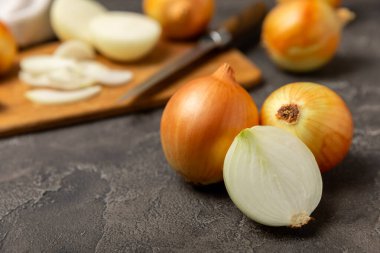 Mutfak masasında soğan. Soğan dilimi. Soğan halkaları. Taze Sarı Soğan. Doğal, taze, vejetaryen yiyecekler. Tarım ürünleri. Sağlıklı beslenme. Sebzeler. Çiftçi pazarı. Metin için boşluk. Boşluğu kopyala