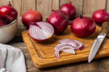 Mutfak masasında Shallot soğanı. Soğan dilimi. Soğan halkaları. Taze kırmızı soğan. Doğal, taze, vejetaryen yiyecekler. Tarım ürünleri. Sağlıklı beslenme. Sebzeler. Çiftçi pazarı..