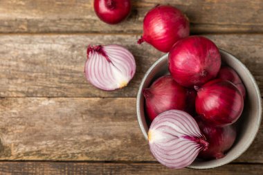 Mutfak masasında Shallot soğanı. Soğan dilimi. Soğan halkaları. Taze kırmızı soğan. Doğal, taze, vejetaryen yiyecekler. Tarım ürünleri. Sağlıklı beslenme. Sebzeler. Çiftçi pazarı..