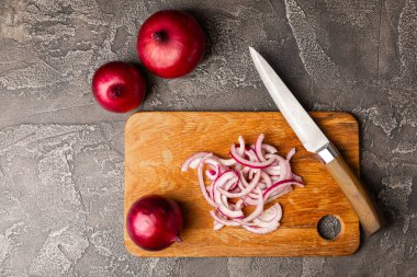 Mutfak masasında Shallot soğanı. Soğan dilimi. Soğan halkaları. Taze kırmızı soğan. Doğal, taze, vejetaryen yiyecekler. Tarım ürünleri. Sağlıklı beslenme. Sebzeler. Çiftçi pazarı..
