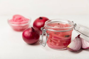 Masadaki cam kavanozda soğan turşusu. Kırmızı soğan turşusu. Vejetaryen baharatlı yemek. Lezzetli ev yapımı marine edilmiş mor soğan turşusu. Mesaj için yer var. Boşluğu kopyala.