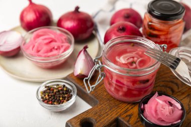 Masadaki cam kavanozda soğan turşusu. Kırmızı soğan turşusu. Vejetaryen baharatlı yemek. Lezzetli ev yapımı marine edilmiş mor soğan turşusu. Mesaj için yer var. Boşluğu kopyala.