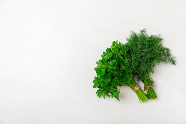 Doku masasında Dill ve Maydanoz. Maydanozla dereotu karıştırdım. Taze aromalı baharatlı sebzeler. Baharatlar ve bitkiler. Mesaj için yer var. Boşluğu kopyala