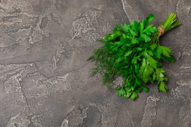 Doku masasında Dill ve Maydanoz. Maydanozla dereotu karıştırdım. Taze aromalı baharatlı sebzeler. Baharatlar ve bitkiler. Mesaj için yer var. Boşluğu kopyala