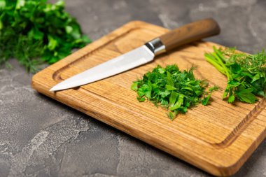 Doku masasında Dill ve Maydanoz. Maydanozla dereotu karıştırdım. Taze aromalı baharatlı sebzeler. Baharatlar ve bitkiler. Mesaj için yer var. Boşluğu kopyala