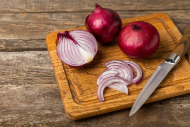 Mutfak masasında Shallot soğanı. Soğan dilimi. Soğan halkaları. Taze kırmızı soğan. Doğal, taze, vejetaryen yiyecekler. Tarım ürünleri. Sağlıklı beslenme. Sebzeler. Çiftçi pazarı..
