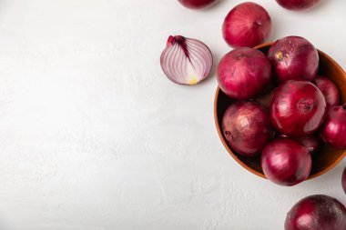 Mutfak masasında Shallot soğanı. Soğan dilimi. Soğan halkaları. Taze kırmızı soğan. Doğal, taze, vejetaryen yiyecekler. Tarım ürünleri. Sağlıklı beslenme. Sebzeler. Çiftçi pazarı..