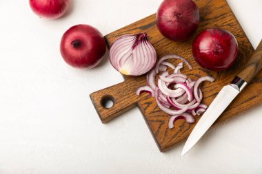 Mutfak masasında Shallot soğanı. Soğan dilimi. Soğan halkaları. Taze kırmızı soğan. Doğal, taze, vejetaryen yiyecekler. Tarım ürünleri. Sağlıklı beslenme. Sebzeler. Çiftçi pazarı..