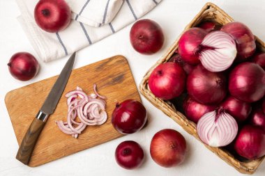 Mutfak masasında Shallot soğanı. Soğan dilimi. Soğan halkaları. Taze kırmızı soğan. Doğal, taze, vejetaryen yiyecekler. Tarım ürünleri. Sağlıklı beslenme. Sebzeler. Çiftçi pazarı..