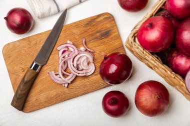 Mutfak masasında Shallot soğanı. Soğan dilimi. Soğan halkaları. Taze kırmızı soğan. Doğal, taze, vejetaryen yiyecekler. Tarım ürünleri. Sağlıklı beslenme. Sebzeler. Çiftçi pazarı..