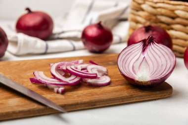 Mutfak masasında Shallot soğanı. Soğan dilimi. Soğan halkaları. Taze kırmızı soğan. Doğal, taze, vejetaryen yiyecekler. Tarım ürünleri. Sağlıklı beslenme. Sebzeler. Çiftçi pazarı..