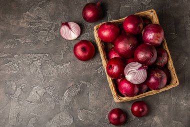 Mutfak masasında Shallot soğanı. Soğan dilimi. Soğan halkaları. Taze kırmızı soğan. Doğal, taze, vejetaryen yiyecekler. Tarım ürünleri. Sağlıklı beslenme. Sebzeler. Çiftçi pazarı..