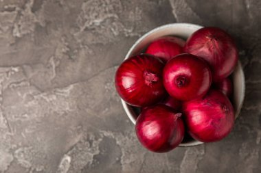 Mutfak masasında Shallot soğanı. Soğan dilimi. Soğan halkaları. Taze kırmızı soğan. Doğal, taze, vejetaryen yiyecekler. Tarım ürünleri. Sağlıklı beslenme. Sebzeler. Çiftçi pazarı..