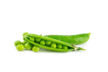 Taze yeşil bezelye kabukları ve beyaz arka planda izole edilmiş yeşil bezelyeler. Tatlı yeşil bezelyeler. Yeşil bezelye fasulyesi sebzesi. Vejetaryen. sağlıklı sebze